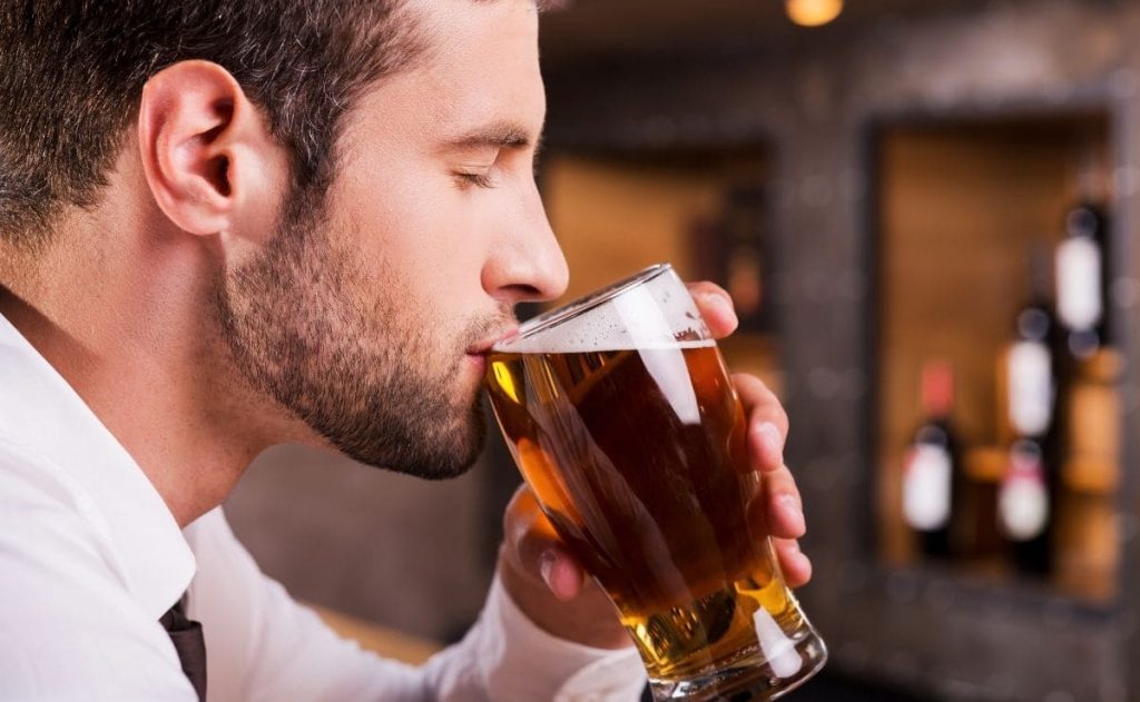 How does beer consumption affect uric acid levels?