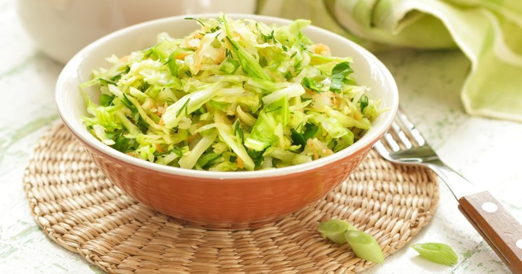 Salada crua on cabbage with abobrinha and molho on spinafre