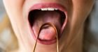 tongue-scraper:-types,-benefits-and-how-to-use