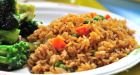 Learn to cook fried rice with vegetables and amendoim